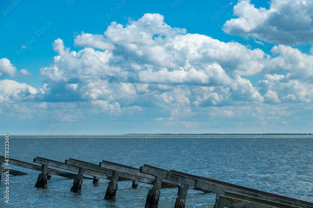 Icebreakers at the former island of Marken in the Markermeer \\ IJsbrekers bij het voormalige eiland Marken in het Markermeer