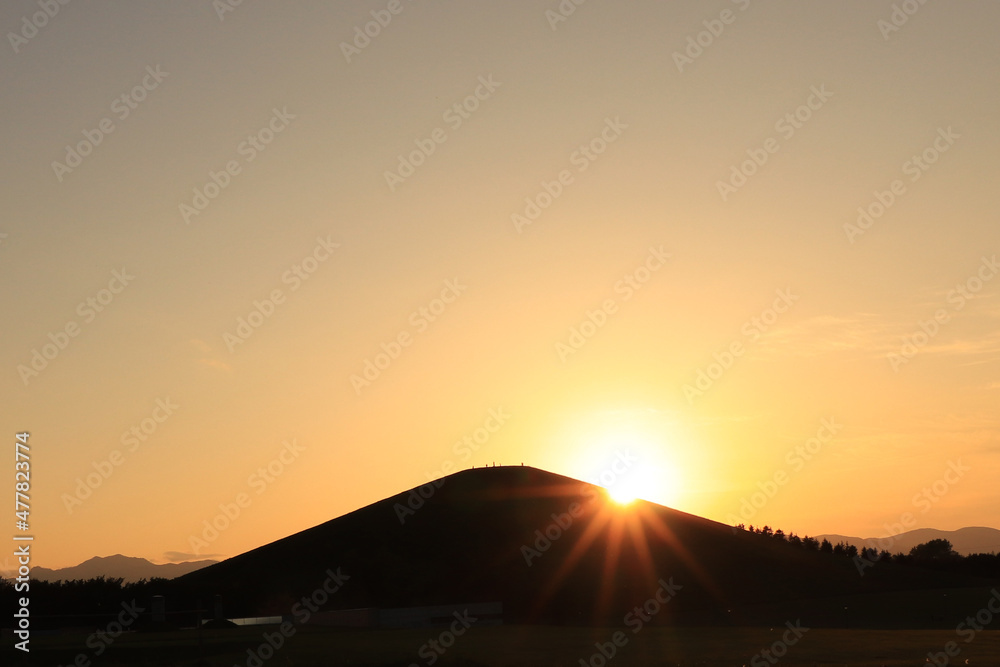 山と夕日
