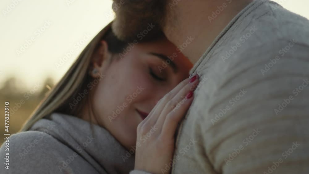 Ragazza abbraccia ragazzo al petto nel parco naturale in campagna per San Valentino