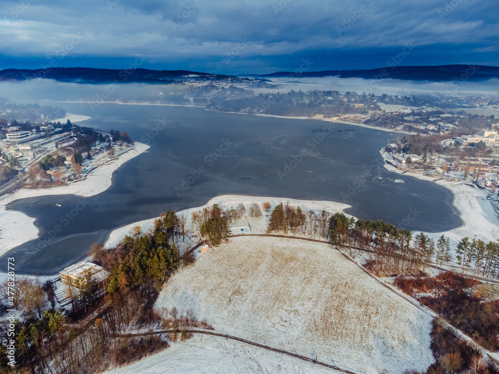 Fototapeta premium Brünner Stausee von oben in Winter