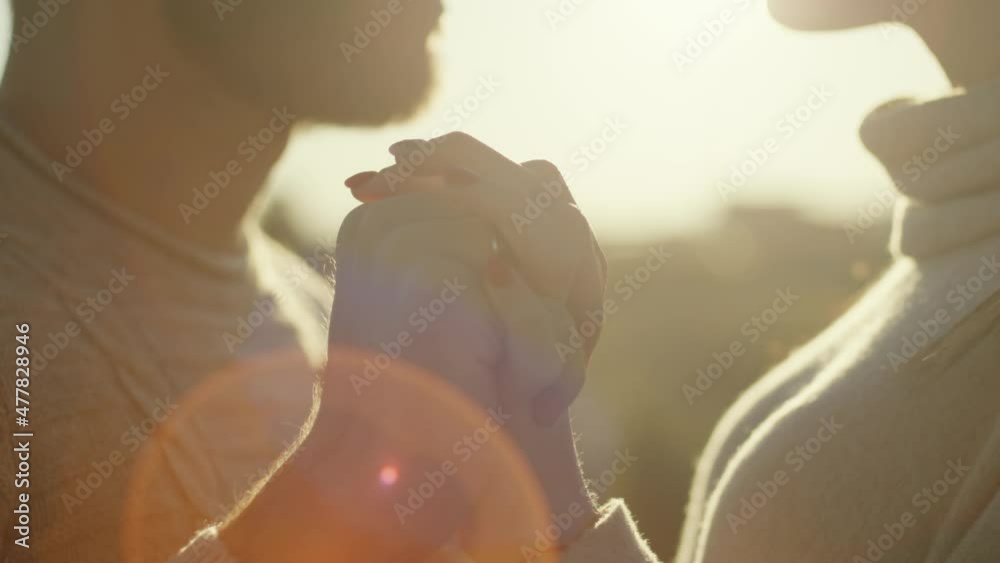 Ragazza abbraccia ragazzo al petto nel parco naturale in campagna per San Valentino