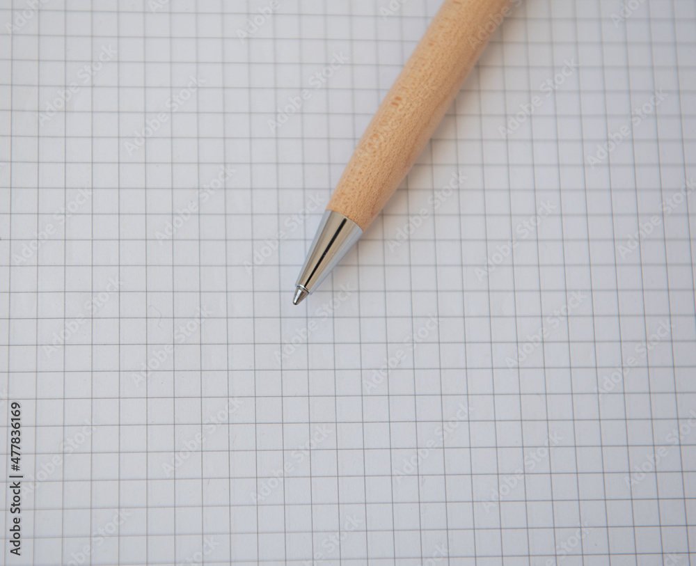 Bloc de feuilles quadrillées avec stylo pour trouver l'inspiration, écrire, travailler, prendre des notes, étudier, blogger ... Bloc de feuilles quadrillées avec stylo pour trouver l'inspiration, écrire, travailler, prendre des notes, étudier, blogger ...