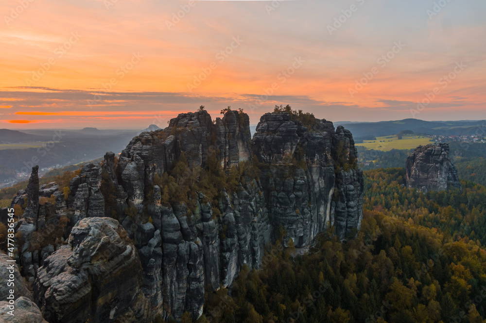 Sonnenuntergang an den Schrammsteinen in der Sächsischen Schweiz in Sachsen Deutschland 