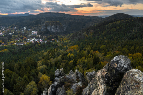 Blick auf Oybin mit Sonnenuntergang im Zittauer Gebirge Sachsen Deutschland Sandstein