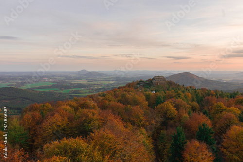 Sonnenuntergang im Herbst auf dem Hochwald im Zittauer Gebirge mit Haus und Laub und Bäumen