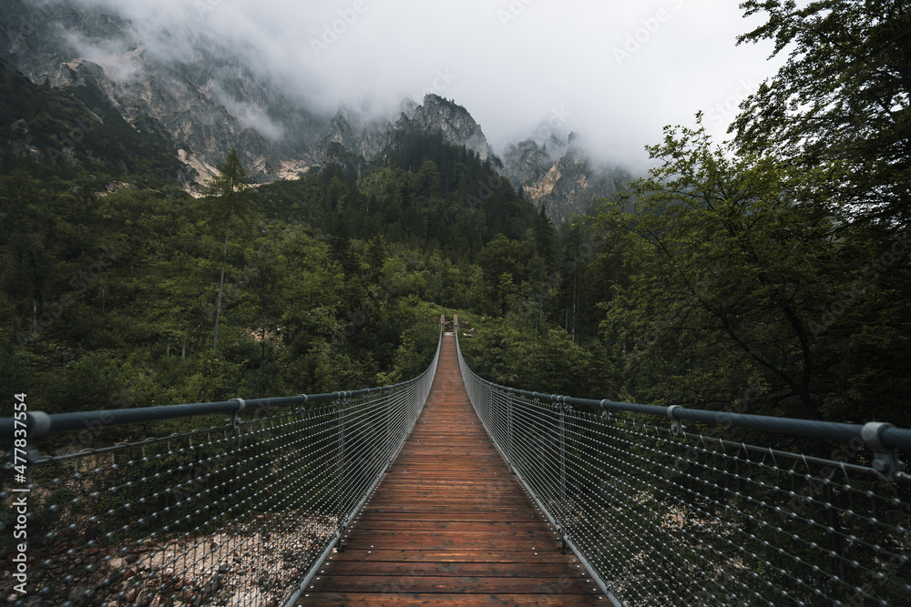 Obraz premium Holz Hängebrücke Brücke in die Berge mit Nebel und Wald in Berchtesgaden Bayern Deutschland