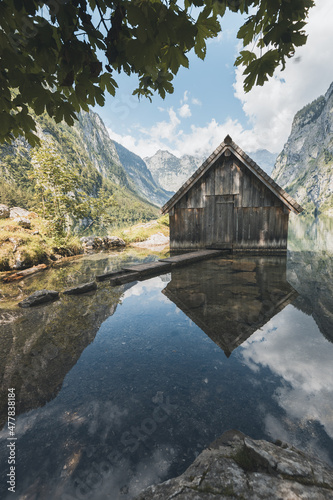 Haus am See mit Spiegelung und Berge am Obersee Königssee in den Alpen Bayern Deutschland