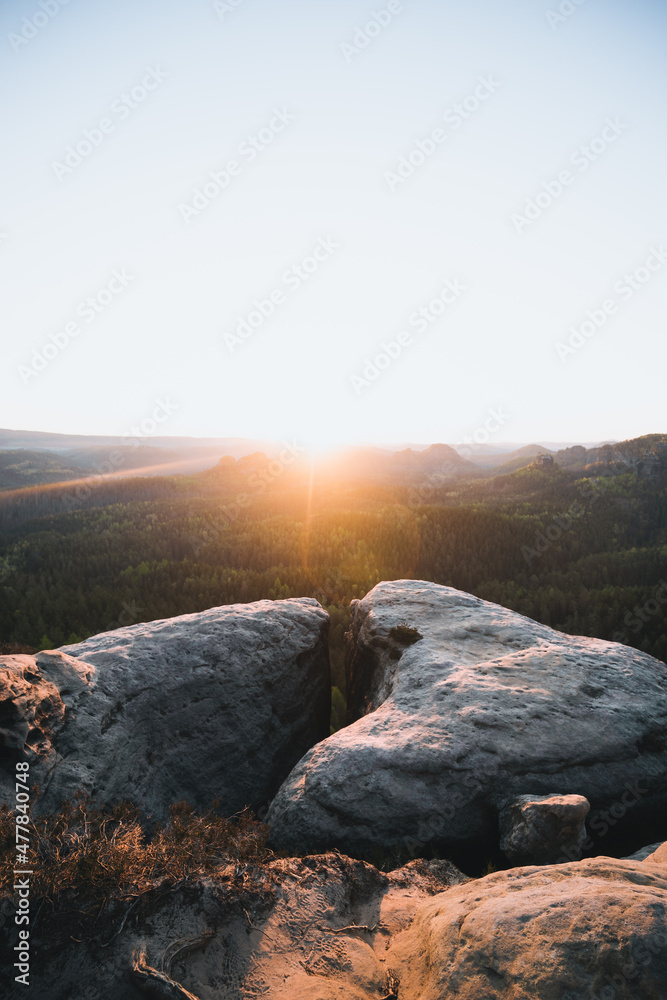 Obraz premium Sonnenaufgang auf dem Kleinen Winterberg Sandstein Felsen in der Sächsischen Schweiz mit Wald im Nationalpark
