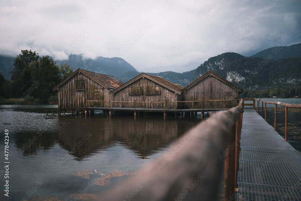 Kochelsee See in Bayern Deutschland mit Bergen und Häusern Hütten aus