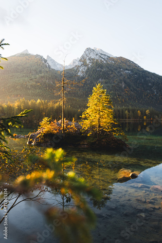 Sonnenaufgang im Herbst in den Alpen in Deutschland Bayern Berchtesgaden Hintersee mit Spiegelung des Wassers