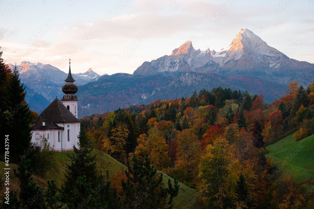 Sonnenaufgang an der Kirche Maria Gern in Berchtesgaden Bayern Deutschland mit Alpen und Watzmann 