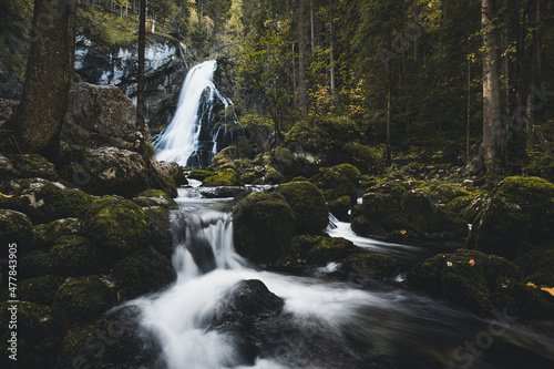 Fototapeta Naklejka Na Ścianę i Meble -  Gollinger Wasserfall in den Alpen in Golling Österreich Salzburg mit Steinen Wasser und Wald