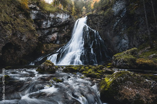 Gollinger Wasserfall in den Alpen in Golling   sterreich Salzburg mit Steinen Wasser und Wald