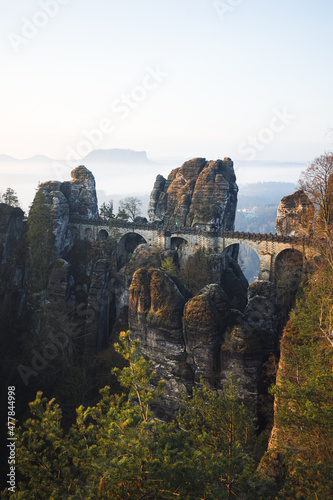 Sonnenaufgang im Sandstein Felsen der Sächsischen Schweiz Bastei Brücke in Sachsen Deutschland im Nationalpark