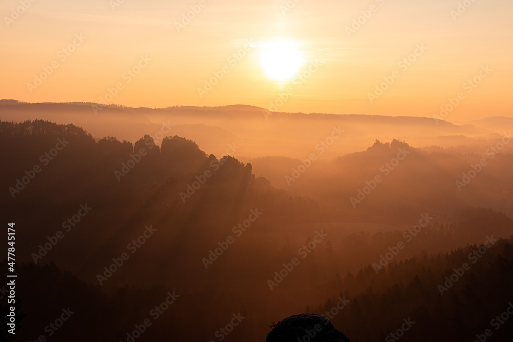 Obraz premium Sonnenaufgang im Sandstein Felsen der Sächsischen Schweiz in Sachsen Deutschland im Nationalpark