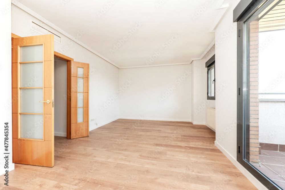 Obraz premium Empty room with open doors and exit to the terrace