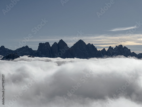 Wolkendecke verdeckt das Tal und zeigt die Bergspitzen