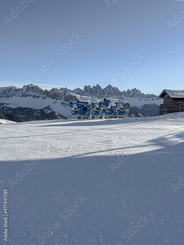 Schneekanonen vor Bergen mit keiner Hütte