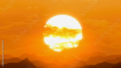 Fotografía Red orange sunset over the mountains, hot weather, heat distortion