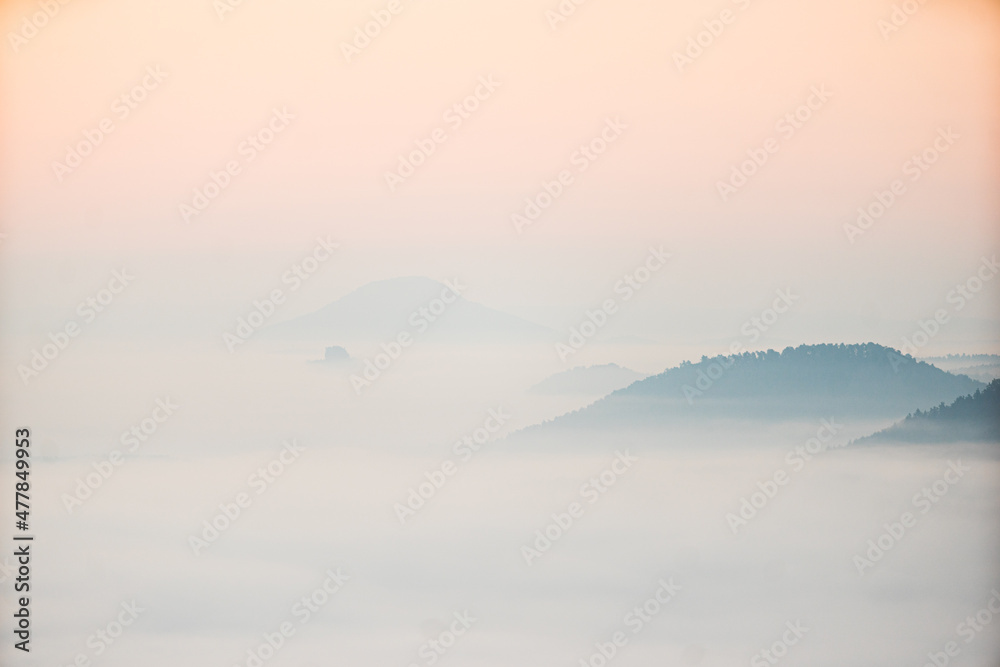 Felsen der Sächsischen Schweiz in Sachsen Deutschland im Nebel zum Sonnenaufgang 
