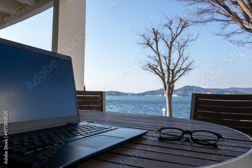 湖が見えるテラスでのテレワーク またはワーケーション　remote working at the lakeside terrace