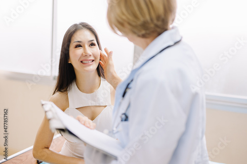 beautiful woman consulting a doctor for cosmetic surgery She smiled and looked at the camera with a friendly expression.