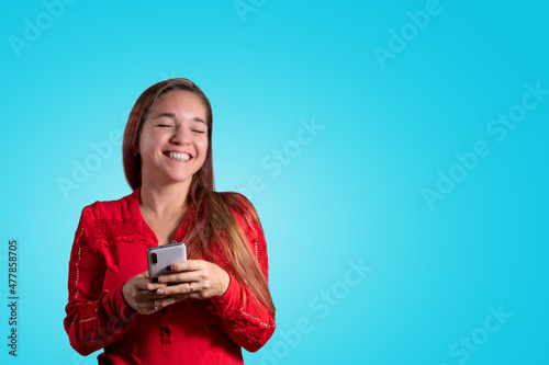 Mujer recibiendo buena notocias por mensaje en su celular photo