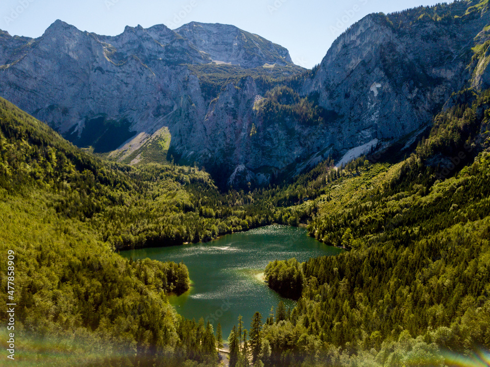 Luftaufnahme mit Drohne vom hinteren Langbathsee See Ebensee, Salzkammergut, Österreich