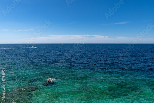 Blick auf das kroatische Mittelmeer. Türkisblaues Wasser.