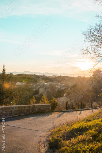 coucher de soleil sur un village