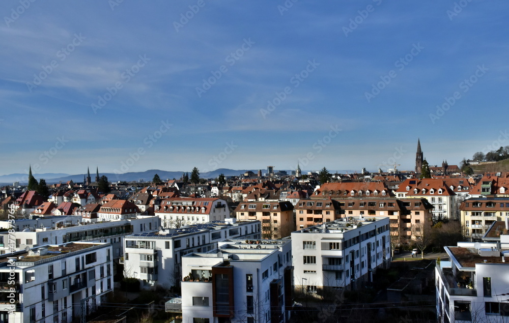 Obraz premium Blick über Freiburg an einem sonnigen Wintertag