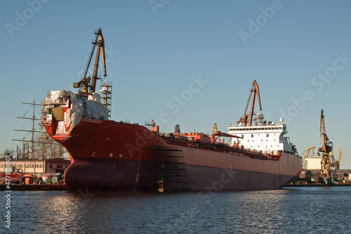 Duży statek handlowy w stoczni w Gdańsku