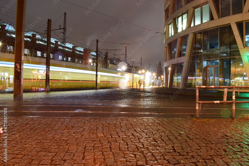 Berlin Hackescher  Markt. Langzeitbelichtung mit einer Straßenbahn. 