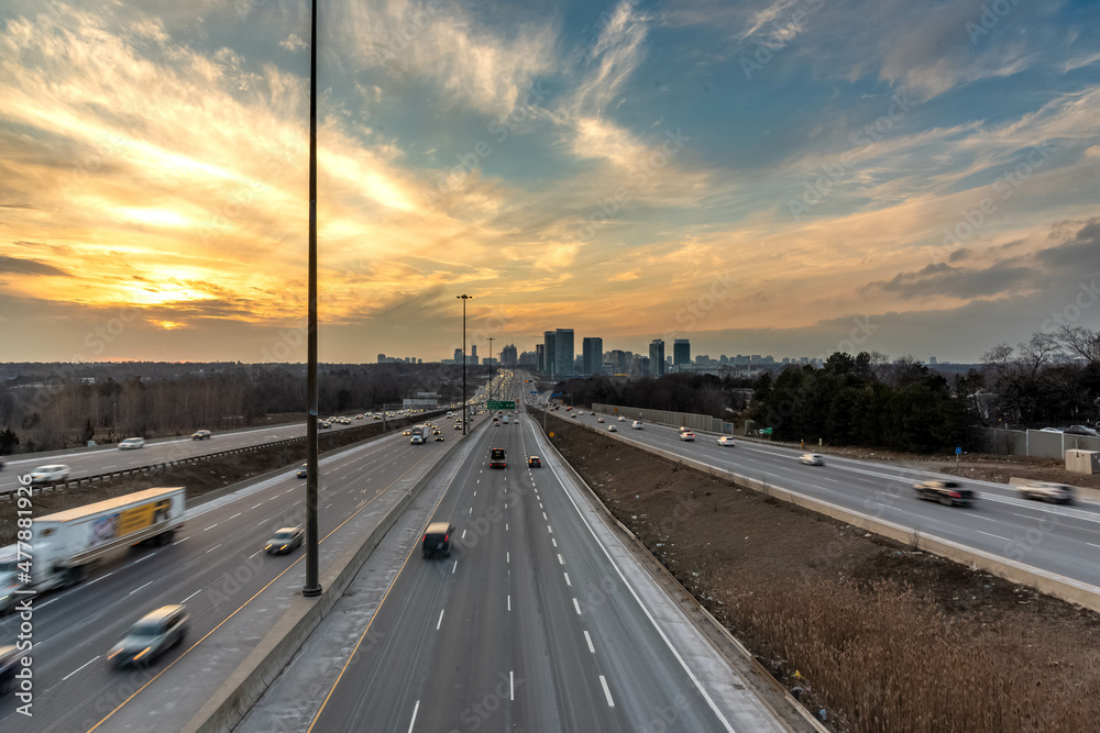 Φωτογραφία traffic on highway 401