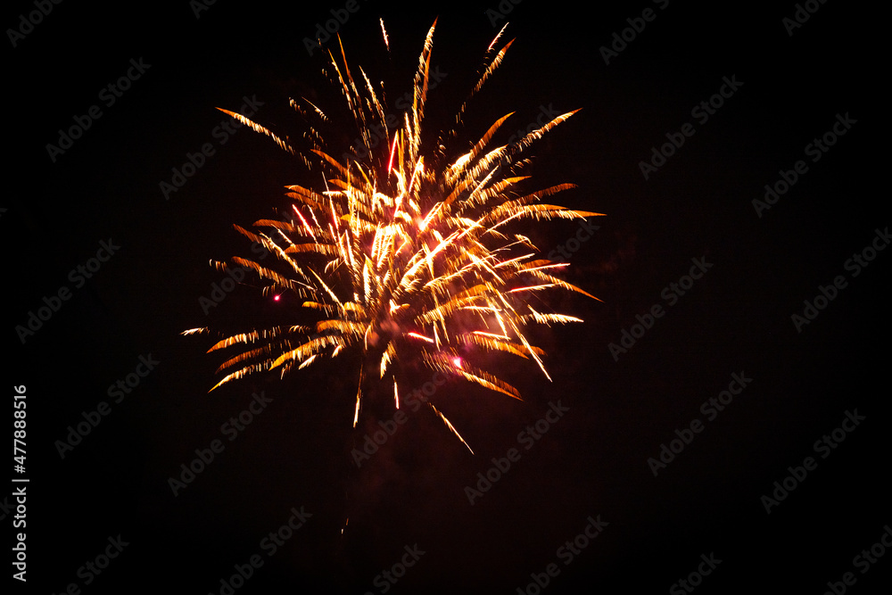 Fajerwerki w nowy rok, kolorowe sztuczne ognie, barwne rozbłyski światła na tle nocnego nieba. - obrazy, fototapety, plakaty 