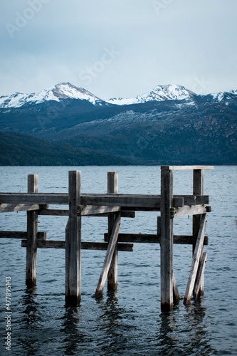 muelle sobre el lago en un lugar montañoso de Argentina