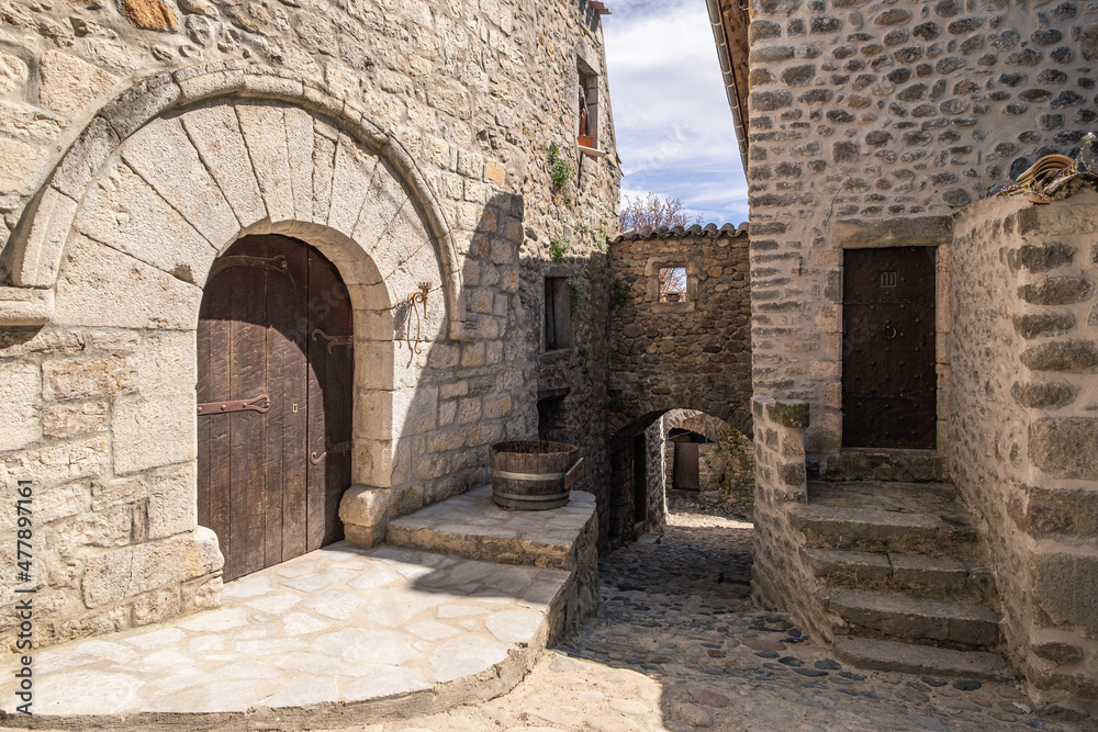 France, Ardèche (07), l'ancien village médiéval de Lanas, ses calades et portes fortifiées