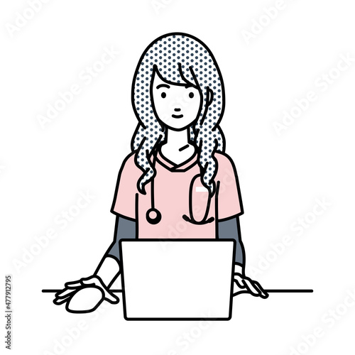 デスクで座ってPCを使っている看護師の女性