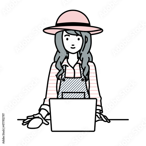 デスクで座ってPCを使っている農家の女性