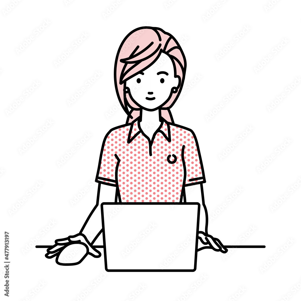 デスクで座ってPCを使っているポロシャツの女性