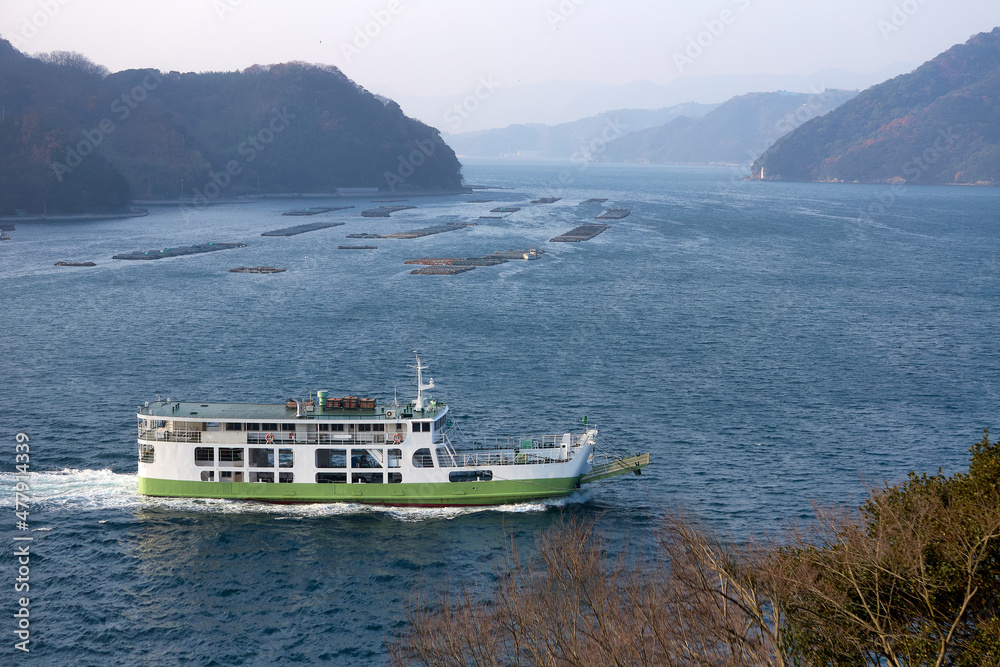 宇和海を進むフェリーと養殖筏の風景