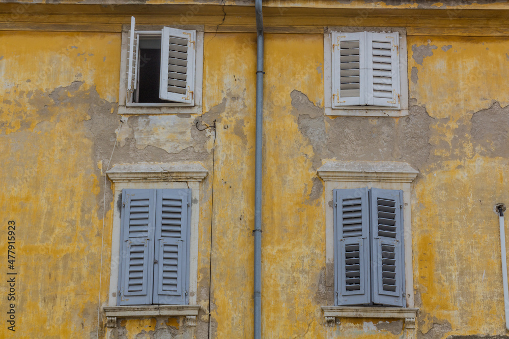 Fototapeta premium Windows of an old house in Piran town, Slovenia