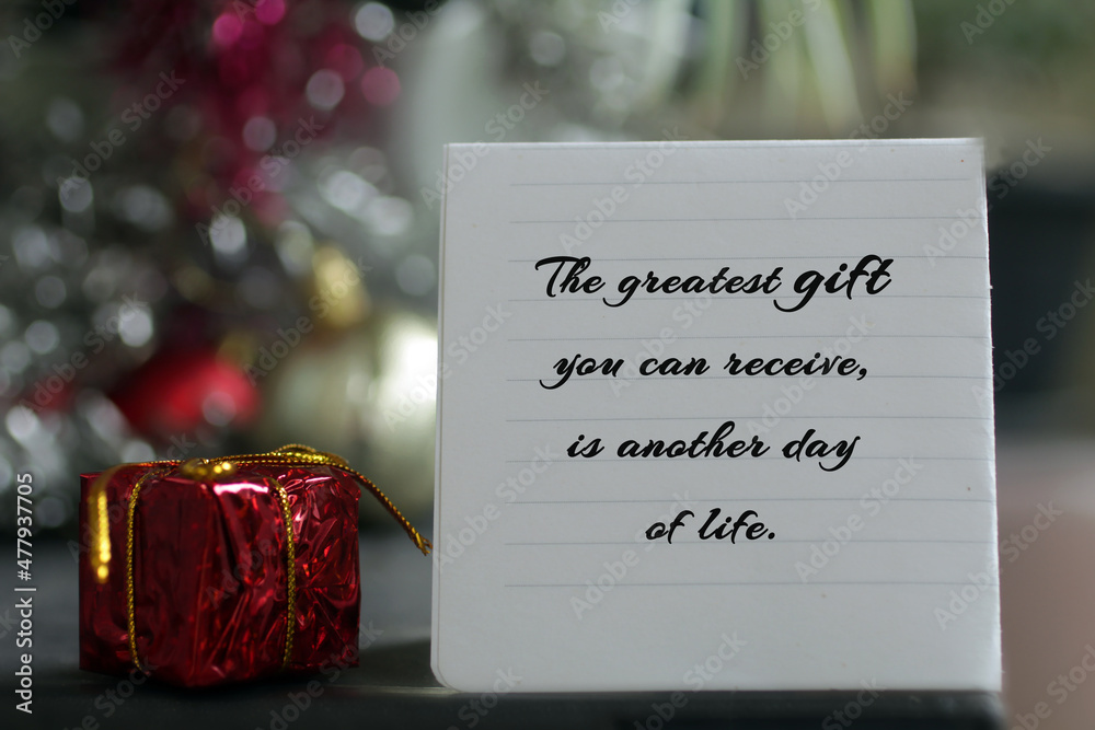 Φωτογραφία Life inspirational quote on a notepaper - The greatest gift you can receive, is another day of life