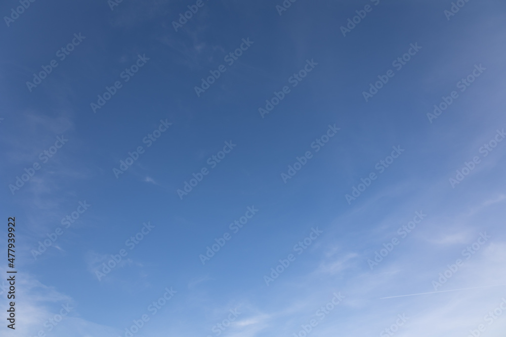 Blauer Himmel mit weissen Wolken zur weiteren Bearbeitung in einer Bildbearbeitung. Gut geeignet zum Austausch eines bestehenden Himmels.