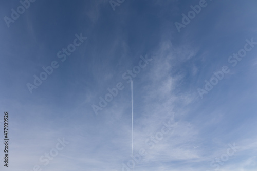 Blauer Himmel mit weissen Wolken zur weiteren Bearbeitung in einer Bildbearbeitung. Gut geeignet zum Austausch eines bestehenden Himmels.