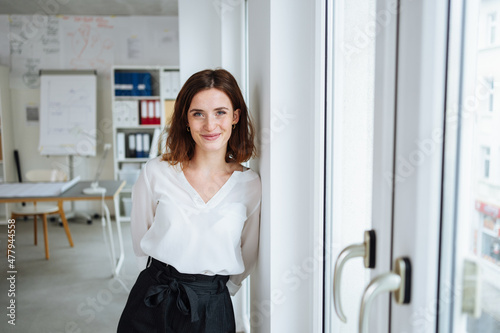 Canvastavla Smiling confident young busknesswoman waiting at office