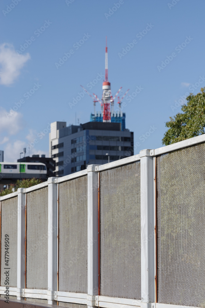 Obraz premium フェンスとモノレールと浜松町の街並 港区、海岸地区の風景