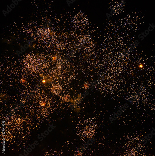 Abstrakte Funken von einem Silvester Feuerwerk f  r Hintergr  nde