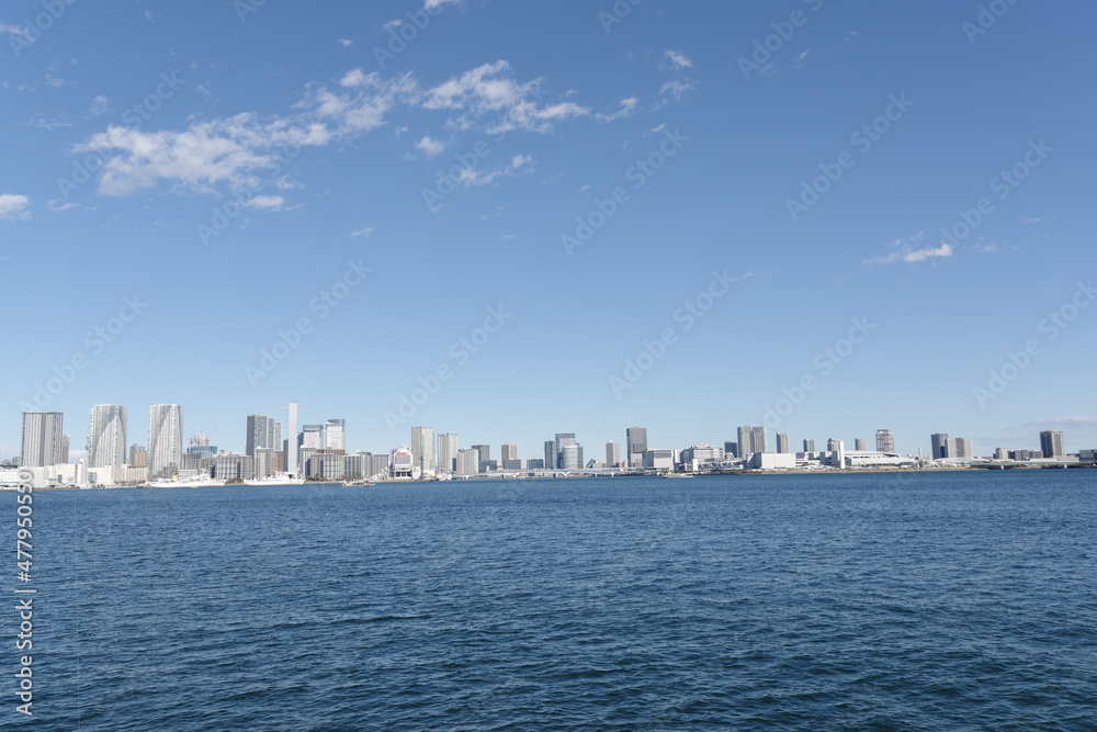 Fototapeta premium 都立芝浦南ふ頭公園から望む、レインボーブリッジやお台場方面の風景 港区、海岸・芝浦地区