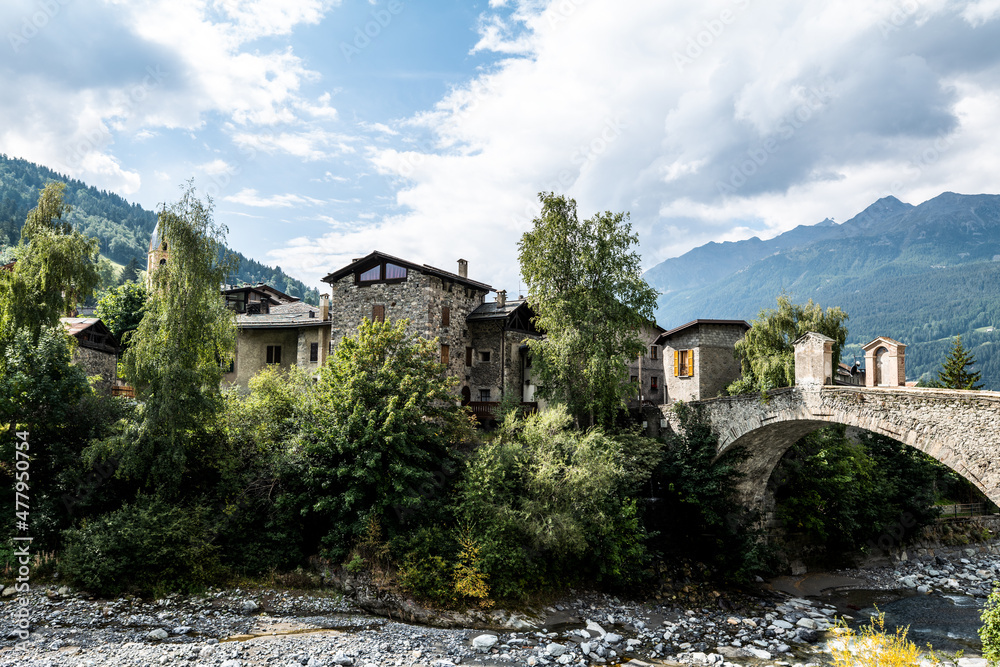 Italienisches Dorf in den Alpen